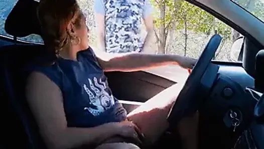 Il exhibe sa chatte dans une voiture