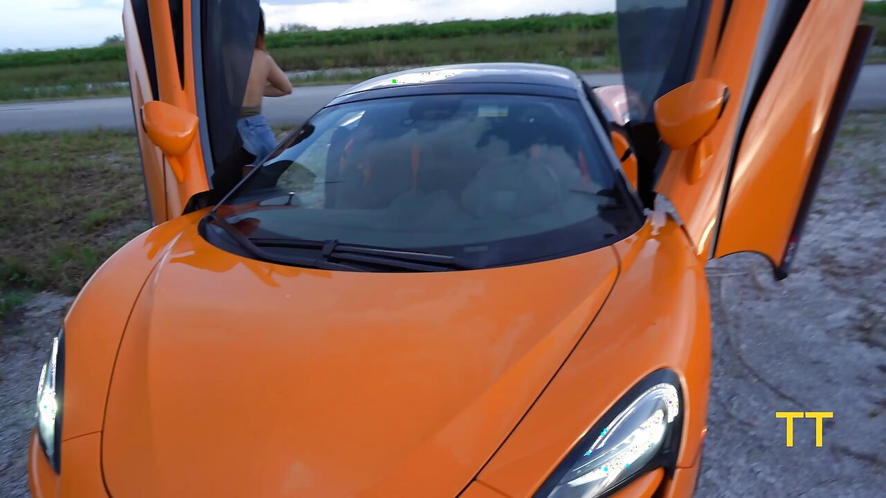 Alessia Luna สาวหีหิวกระหายก้มโค้งให้ Teddy Tarantino เย็ดข้าง McLaren TT S1E9