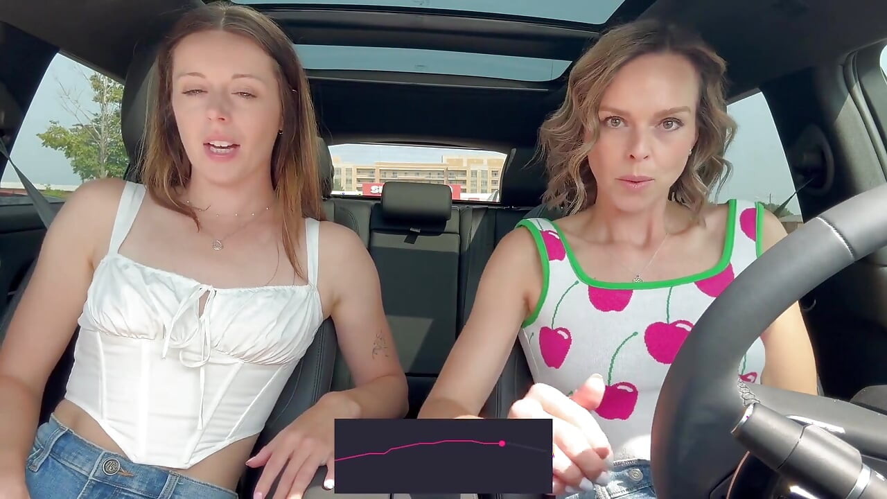 Nadia Foxx & Serenity Cox Koristeći lush daljinski kontrolisane vibratore u A Drive Thru & svršavanje teško