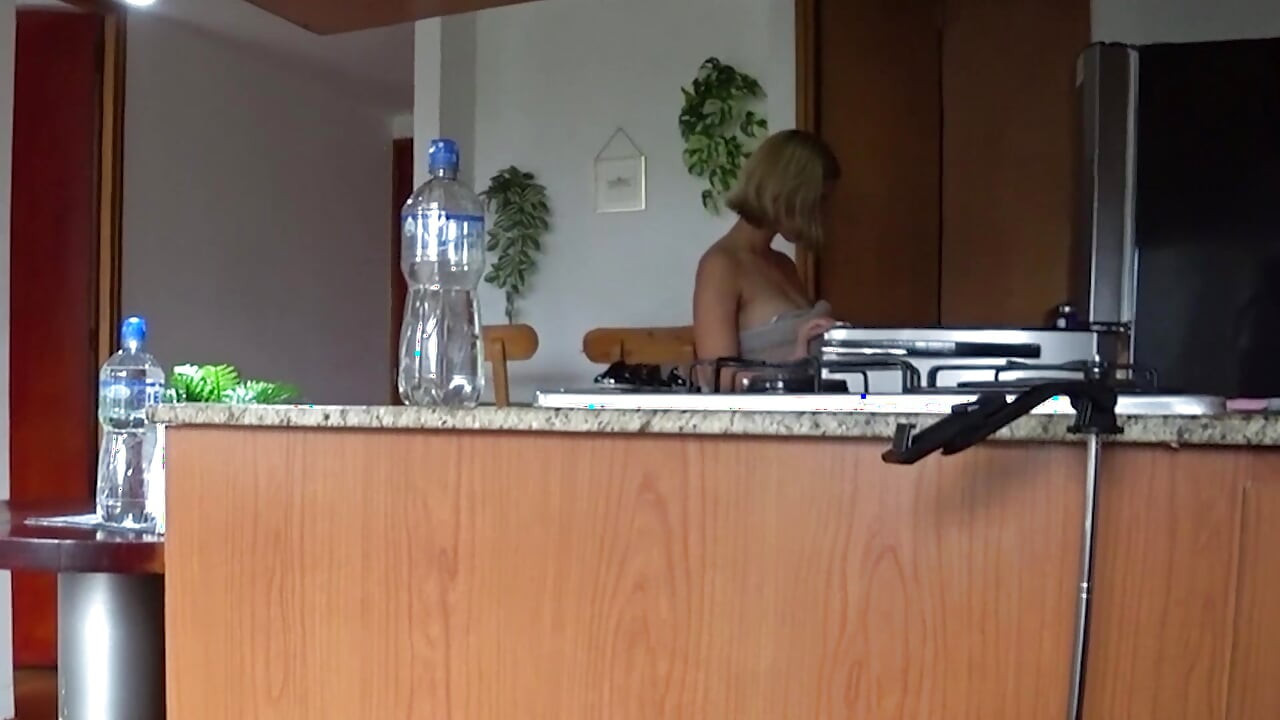 Minha vizinha rabuda me pegou assistindo, agora eu tenho que pagar o preço, enfiando seu pau grande na bunda dela