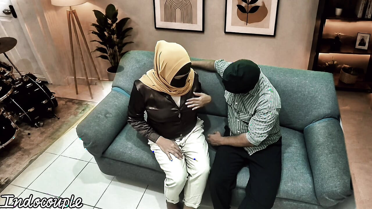 Teman kantor muslim berhijab dan bosnya untuk promosi jilat memek berbulu dan nyepong kontol dan ngentot memek becek
