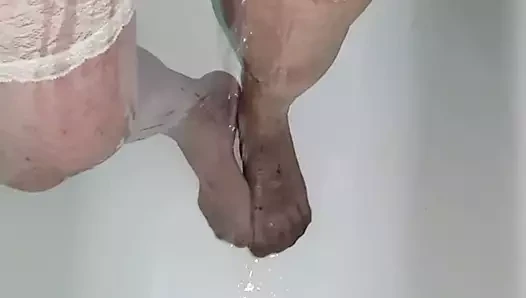 Külot ve çorap içinde banyo pissing