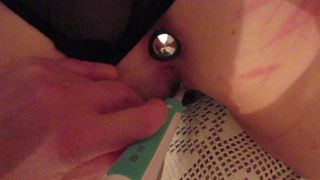 Plug in Arsch gefesselt und mit elektrischer Zahnbürste masturbiert