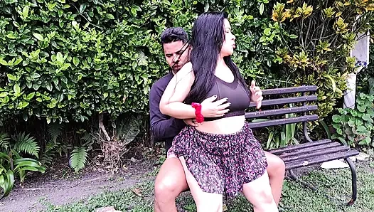 Ich nehme meine Frau auf, wie sie auf dem Schwanz eines anderen Mannes reitet