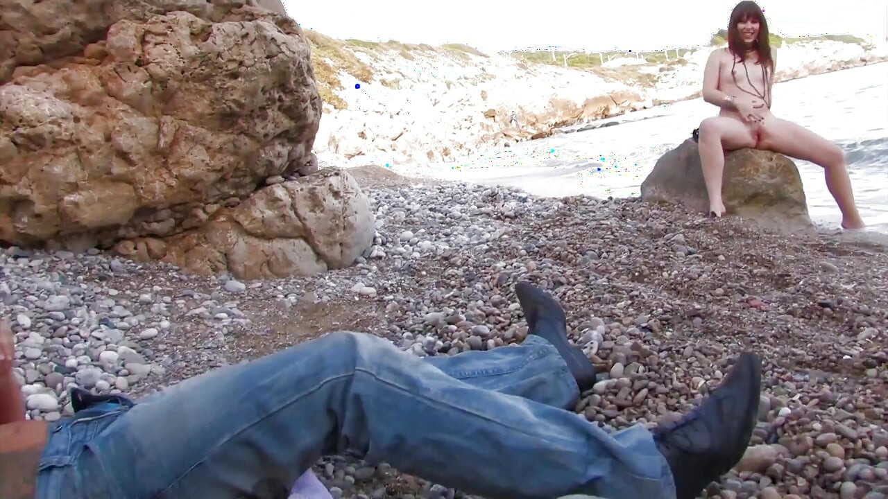 سمراء رائعة تتمدد أحمقها بواسطة 2 من الديوك الغريبة