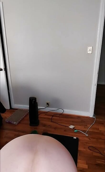 ¡Una MILF BBW caliente y sexy hace su yoga matutino!
