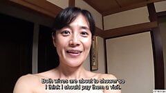 Une MILF japonaise rend visite à sa femme infidèle pour l'aider à prendre sa douche