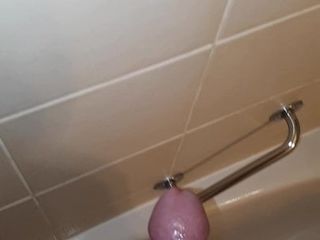 Beaucoup de sperme dans la baignoire de l&#39;hôtel