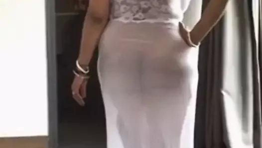 A bunda gordinha da minha shona bhabi sexy de camisola branca