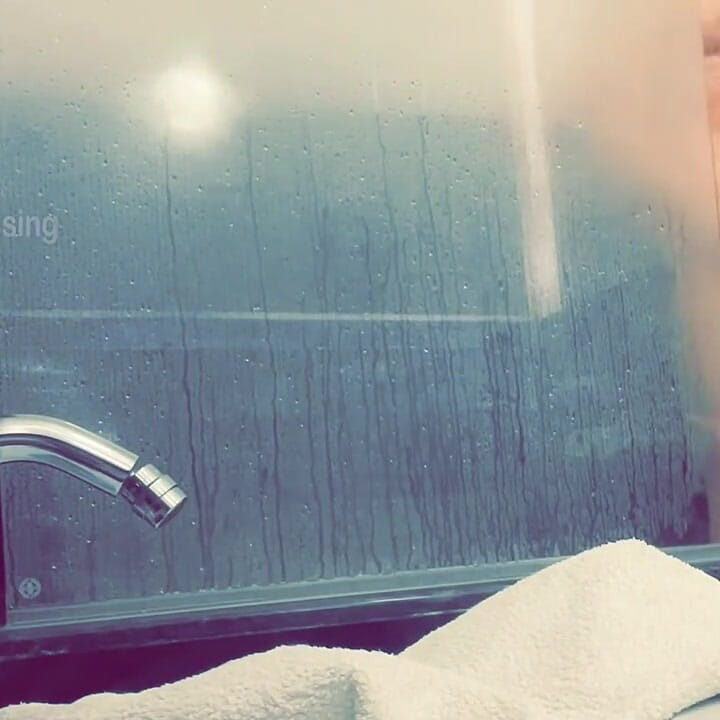 เพื่อนร่วมห้องผมแดงผิวขาวซีดถูกจับได้ว่าฉี่ในห้องอาบน้ํา