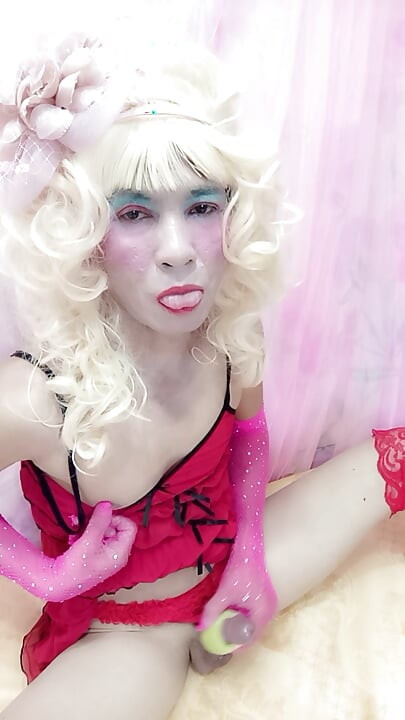 Transseksualna Le w seksownych erotycznych ubraniach szarpanie swojego kutasa pierścionkiem