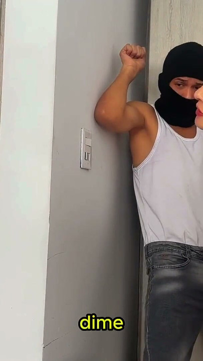 I ENTER A HOUSE LOOKING FOR VALUABLES, AND THE OWNER GIVES ME A SLOPPY BLOWJOB. | Clip 3