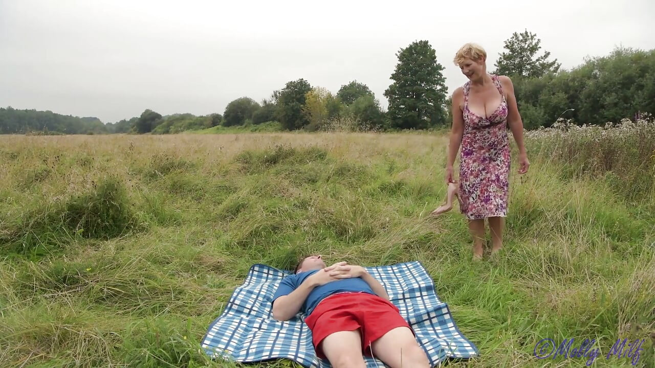 Outdoor Sex - Picnic Time Surprise