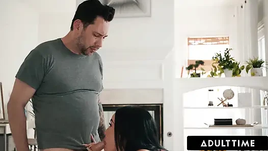ADULT TIME - грудастая милфа Jennifer White благодарит ее соседку по комнате грубой страстной скачкой и раком