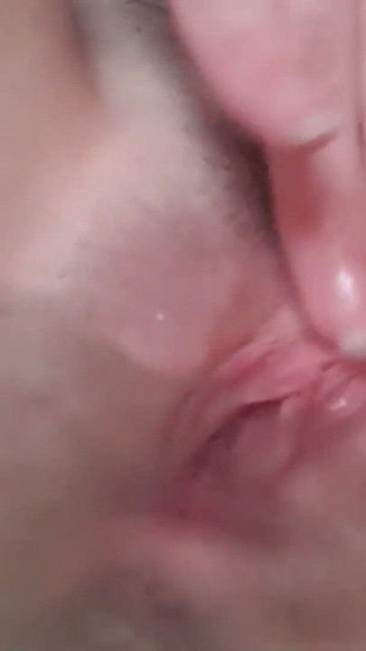 瘦弱的蕩婦獨自在水下指弄她緊緻的小穴 | 短片 1