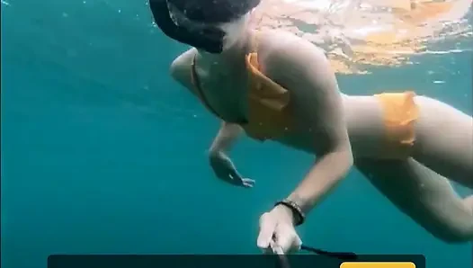 Şnorkelle sikiş sürtük: sıkı bikini, dalış maskesi ve sualtı yüzgeci azdırma
