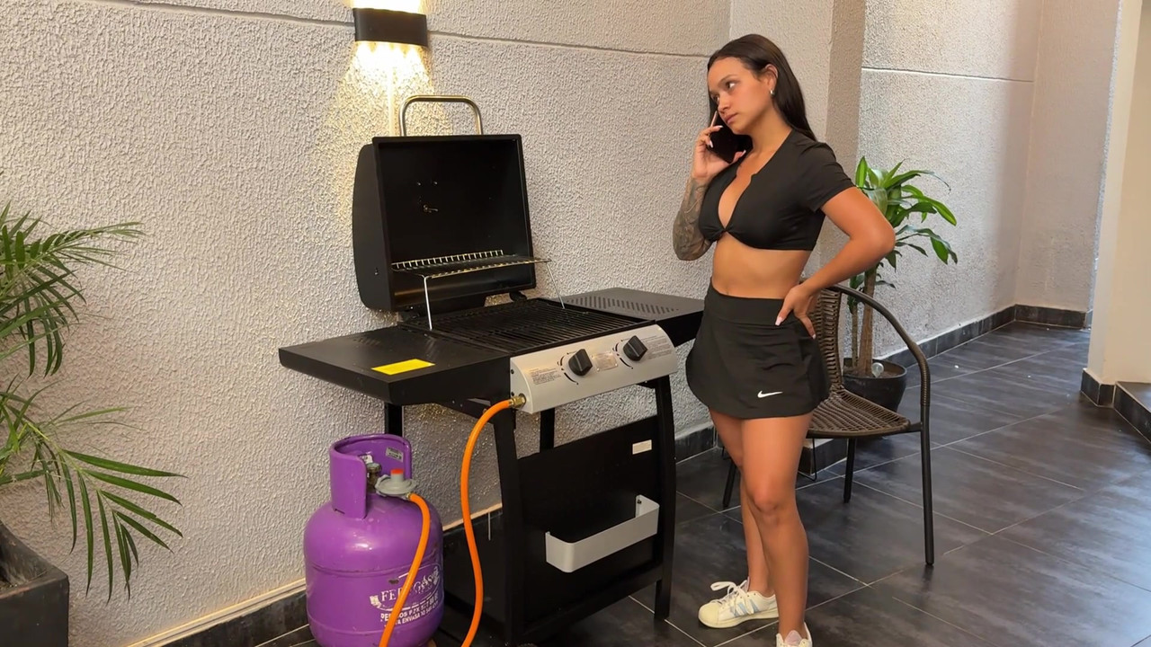 大屁股饥渴的哥伦比亚人挑逗勤杂的男人，直到被狠操daniel mast，lorena doll