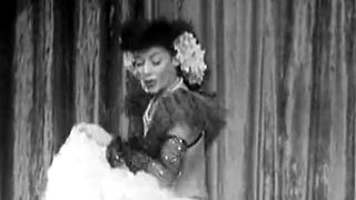 Une danseuse burlesque exotique secoue le contenu de son soutien-gorge (vintage)