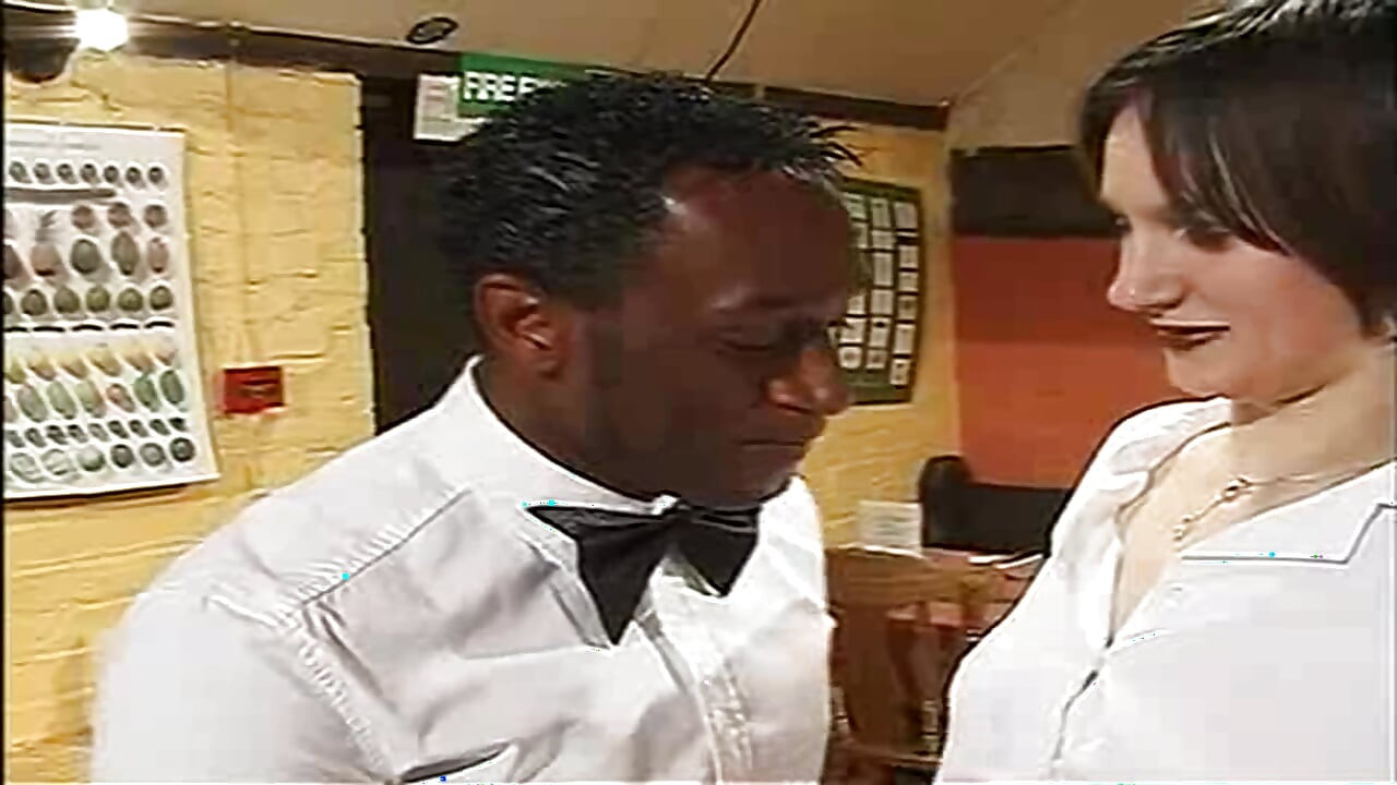 مغامرات عمر الكبير البريطانية: مقهى الزب الصلب (2003)