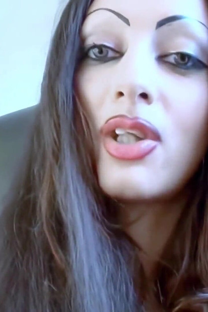 Angelina, entretien sexy avec la belle Angelina qui nous montre sa chatte