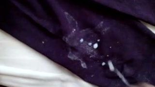 Сперма на сперме жены в грязных фиолетовых леггинсах.