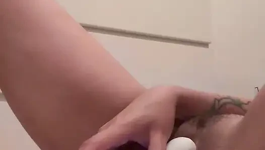 Behaarte amateurin masturbiert mit einem befriedigenden