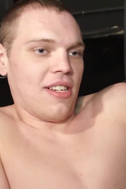 熱い男はうめき声として彼はモンスターコックによって掘削されたお尻を取得します