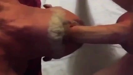 Mišićavi muškarci sa velikim kurcem duboko u grlo
