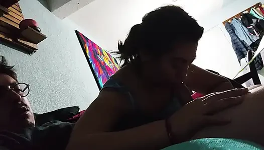 Bu güzel kadına kanepede sessizce seks yapıyorum.
