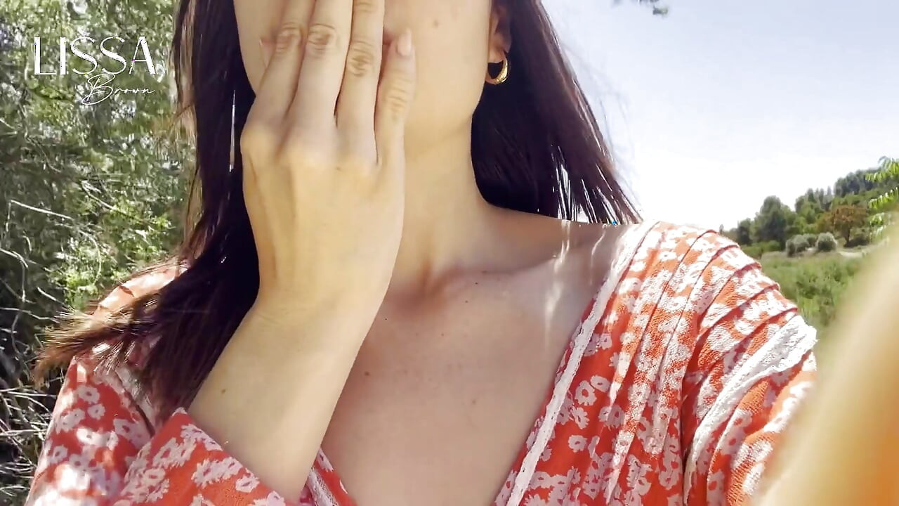 Váy ướt át trên sông + thủ dâm + khoe hàng