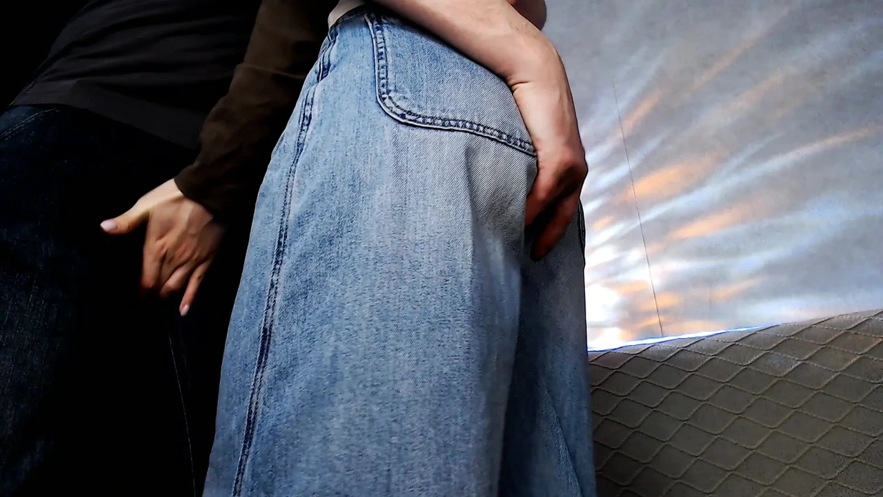 Рискованная мастурбация и большая сперма на вечеринке в доме наших друзей