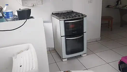 Yaramaz sarışın sevgilileri için serbest bırakıyor.