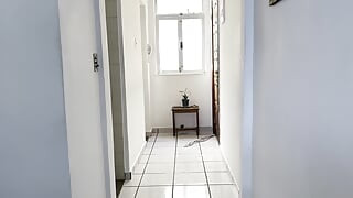 技術者がインターホンを直しに来た...そして仕事の途中で私とセックスすることになった