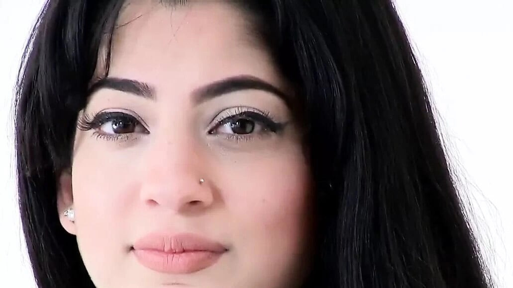 Nahöstliche kurvige Schönheit gibt ihr Porno-Debüt