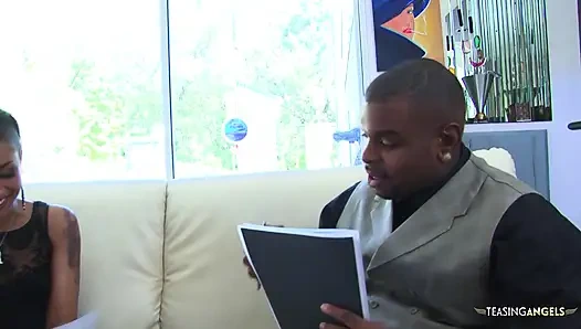 Skin diamond bekommt ihr gesicht gefickt, nachdem ihre muschi zerstört wurde