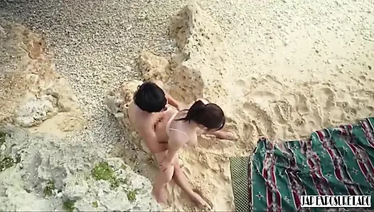 Gravure Idol Behind-the-scenes in Okinawa, a Daring off-camera Moment Captured Discreetly 1st
