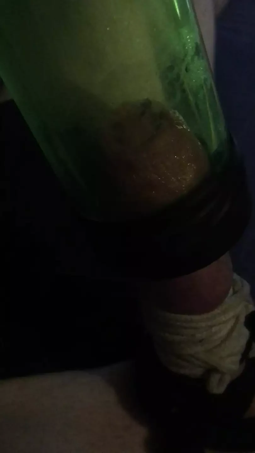 자지 속박과 자지 머리를 진공 청소기로 빠는 ll