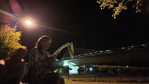 Ein Exhibitionist kam zu einer hure vor Ort. Sie weiß nicht, was sie mit ihm machen soll.