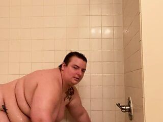 Mostra la pancia grassa nella doccia