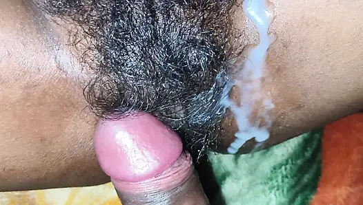 Stiefmutter teilt ein bett mit ihrem stiefsohn