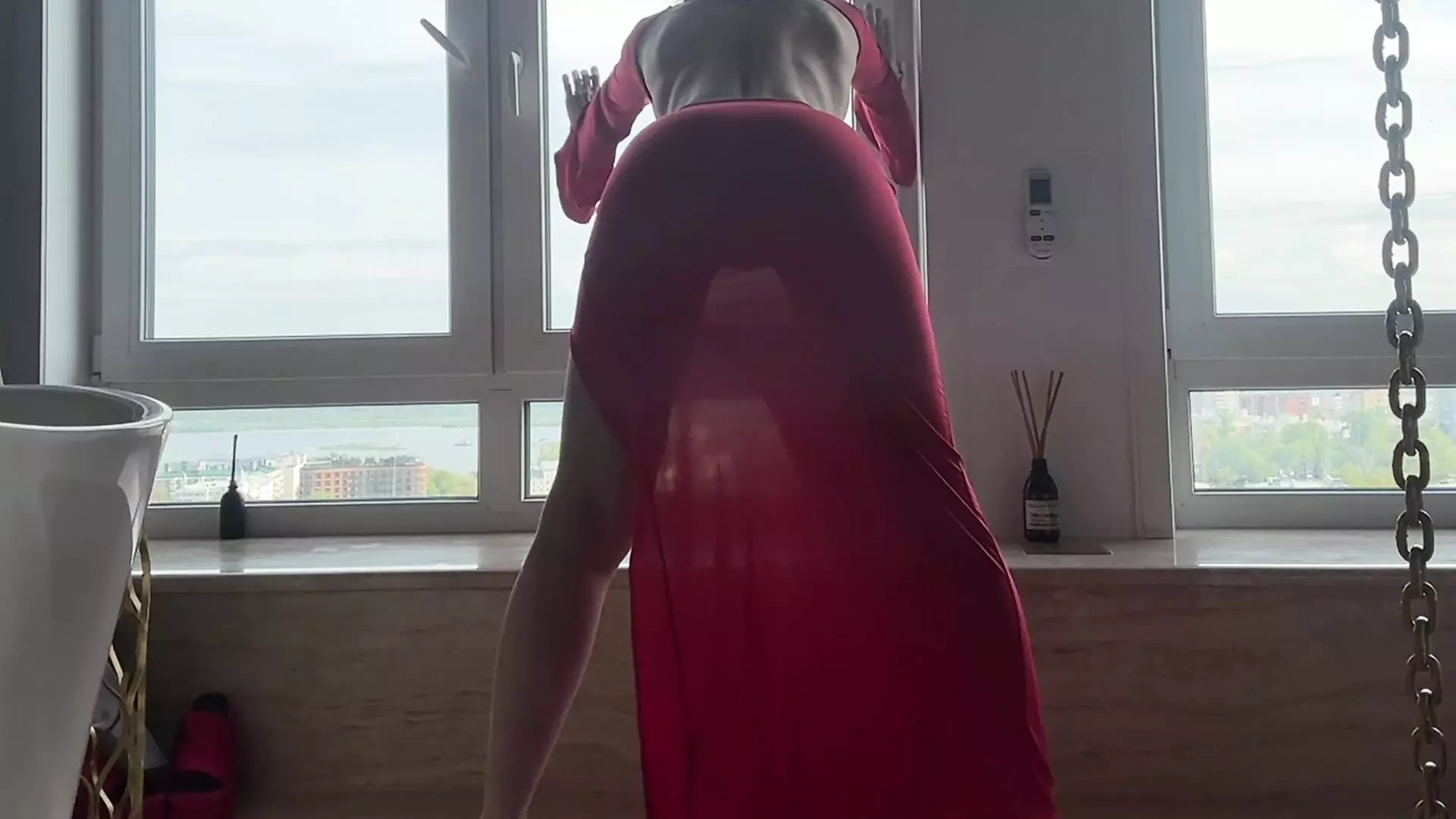 Sıkı şeffaf kırmızı elbiseli yoga