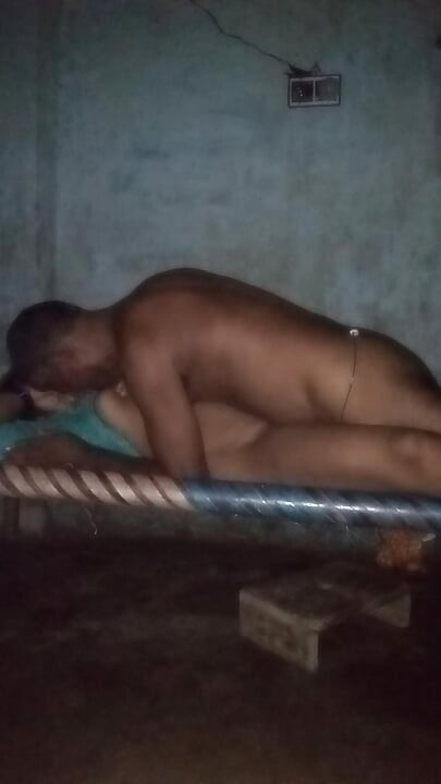 Bhabhi ne rat me chudai ki chut me mal dalbaya