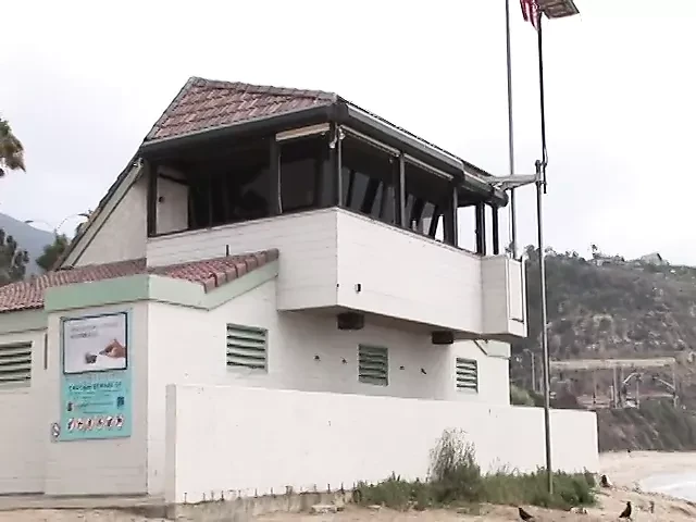 거실 바닥에서 후배위 스타일로 따먹히는 작은 젖탱이의 핫한 수영복 모델