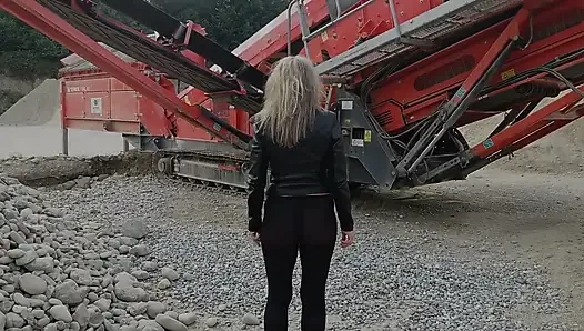 Бабушка Бродит По Гравийной Яме В Прозрачных Леггинсах!