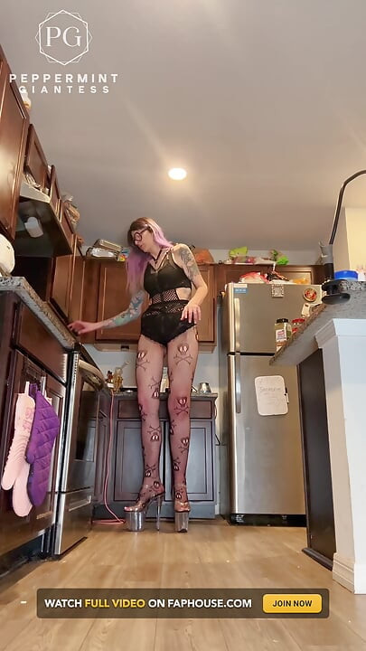 7'3 Peppermint Giantess faz conchas recheadas com um ajudante muito safado amarrado ao meu calcanhar