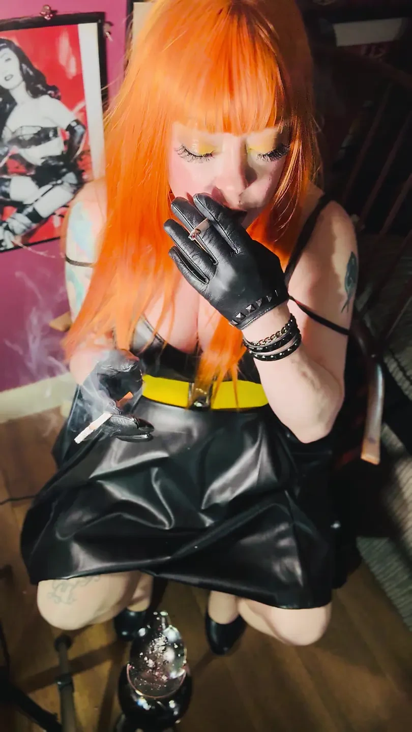 红发女郎Tina Snua穿着皮衣和手套一次抽2支香烟