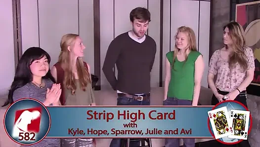 Striptiz Yüksek Kart oyuncularının hepsi daha fazla tenini ortaya çıkaran gülümsüyor