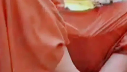 Saat lagi mandi, wanita desa ini lagi mandi sambil bugil selesai melupas pakaiannya habis-habisan