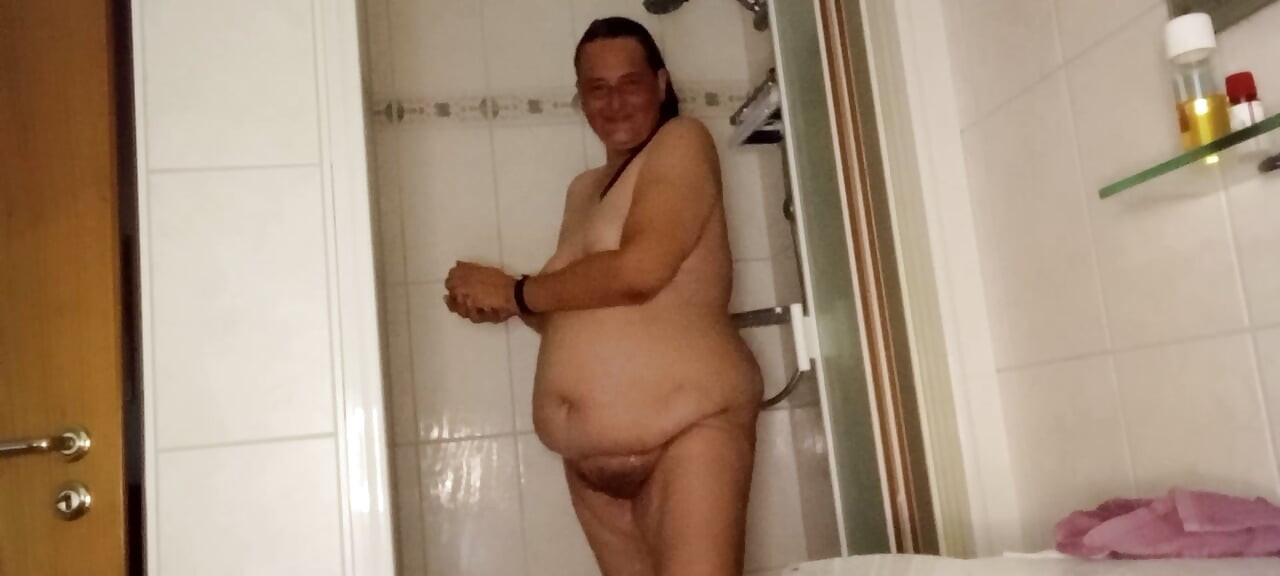 Masturbação a solo de uma BBW madura no chuveiro