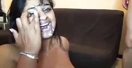 Soție indiană futută de mai multe pule în fața soțului